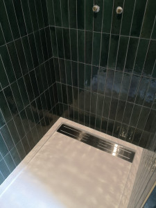 Photo de galerie - Pose de faïence Zellige en verticale sur receveur de douche (90x140)