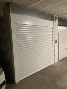 Photo de galerie - Fermeture d’un box avec un monobloc type volet, roulant, renforcé avec manœuvre de secours, en cas de panne électrique