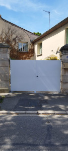 Photo de galerie - Fabrication, peinture et pose d'un portail 