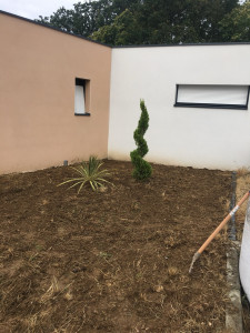 Photo de galerie - Désherbage et mis en place de gravier 