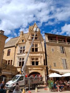 Photo de galerie - Me voici a 16m de haut pour embellir la maison d’Étienne la boetie,  a sarlat la Canada
pour la nuit du patrimoine 