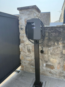 Photo de galerie - Installation d'une borne de recharge de marque V2C sur pied