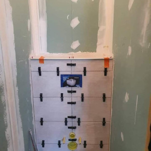 Photo de galerie - Rénovation complète d’une petite toilette : installation du placo, réaménagement de l’espace et remplacement des WC standards par un WC suspendu avec bâti-support encastré. Finition propre, travail sérieux et soigné.
