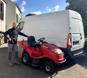 Photo de galerie - Maintenance d'un tracteur tondeuse. 