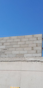 Photo de galerie - Travaux de maçonnerie : pose de moellons, construction de clôtures, réalisation de murs de séparation entre maisons et aménagements extérieurs.