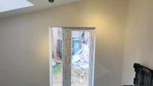 Photo de galerie - Réalisation d'une pose de porte fenêtre 

 avec finition en placoplâtre (BA13)
