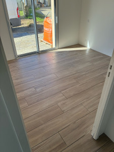 Photo de galerie - Pose d’un carrelage effet parquet - jointement à venir 
