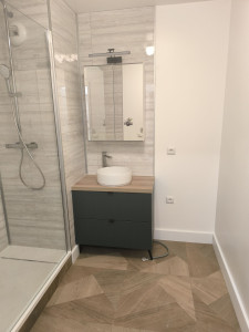 Photo de galerie - Meuble vasque avec son miroir, carrelage et panneaux PVC 