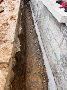 Photo de galerie - Enduis avant couche de goudron et drain sur un problème d’humidité dans le sous sol