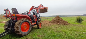 Photo de galerie - évacuation de terre avec remise en forme du terrain.