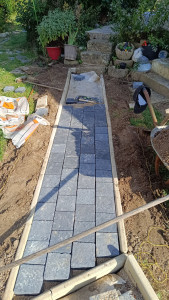 Photo de galerie - Pose allée en pavés dans un jardin.