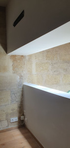 Photo de galerie - Dépose du placo endommagé et réparation avec fixation d'une plaque ba13 hydrofuge (enduit et ponçage)