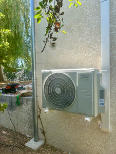 Photo de galerie - Voici l’installation d’une unité extérieur de climatisation 