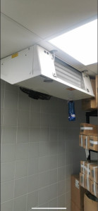 Photo de galerie - Entretien d’un évaporateur avec une bouteille sur le bac de condensant 