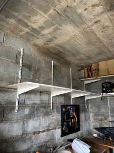 Photo de galerie - Installation d'étagères et désencombrement d'un garage