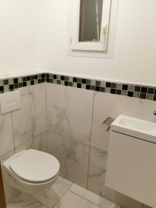 Photo de galerie - Rénovation d'un WC. pose d'un WC suspendu et rénovation complète des murs 