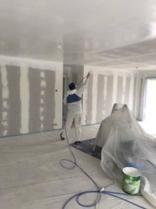 Photo de galerie - Application de peinture blanche au pistolet airless sur la totalité de tous les murs + les plafonds + les boiseries d' un pavillon neuf