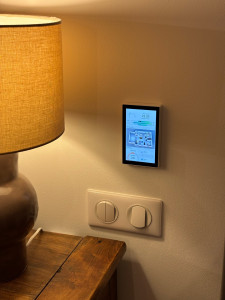 Photo de galerie - Installation domotique centralisée : chauffage, VMC, arrosage, capteurs et caméras.