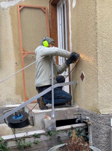 Photo de galerie - Aménagement d'une entrée de service avec depose d'une rambarde en fer forgée 