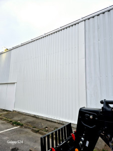 Photo de galerie - Bardage suite a un sinistre (véhicule léger encastré jusqu'à l'intérieur du magasin) dépose et repose bac cassette isolation bardage metalique plus finition 