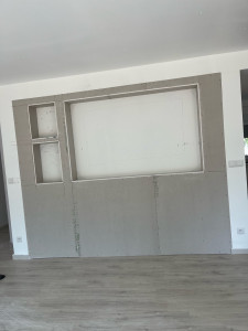 Photo de galerie - Réalisation d’une niche pour télé à la demande du client 