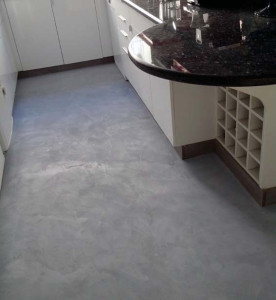 Photo de galerie - Application d'un béton ciré après dépose du carrelage existant et réalisation d'un ragréage.