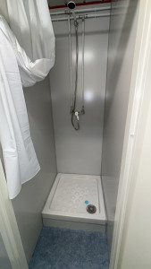 Photo de galerie - Installation de bac à douche avec robinetterie, évacuations en pvc, alimentation d’eau en multicouche 
