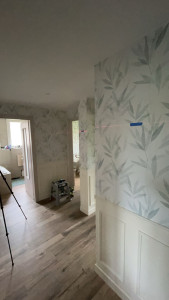 Photo de galerie - Pose de papier peint, sous bassement mouluré, peinture et applique mural 