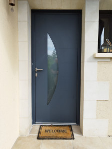 Photo de galerie - Remplacement d'une porte d'entrée. Porte demi lune en alu anthracite extérieur et blanc intérieur