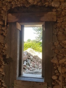 Photo de galerie - Ouverture d'une fenêtre dans une mur en pierre