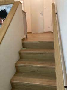 Photo de galerie - Parquet stratifié et habillage d'un escalier. Fabrication de mains courantes en chêne massif 