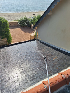 Photo de galerie - Demoussage et nettoyage de toiture. 