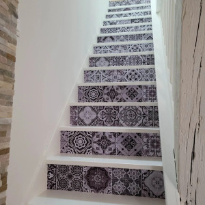 Photo de galerie - Rénovation d'un escalier. Peinture blanche spéciale escalier, et contre-marche en papier adhésif décoratif.