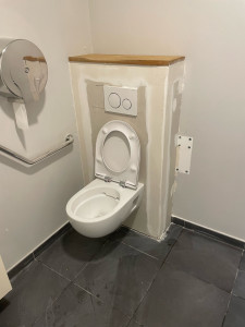 Photo de galerie - Le WC a été remplacé par un nouveau WC suspendu, avec pose du bâti et de la cuvette. Le peintre interviendra par la suite afin de réaliser les finitions et la peinture. merci au restaurant, l’atelier mademoiselle pour la confiance.