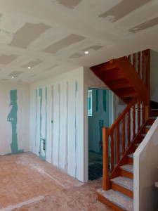 Photo de galerie - -doublages isolé ( laine de verre 120mm)
-plafond isolé ( laine de verre 100mm)
-création d'une salle de bain avec porte à galandage 
- collage des bandes à joints