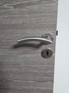 Photo de galerie - Changement complet d'une poignée de porte de chambre.