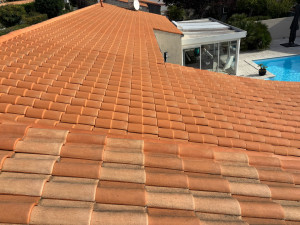 Photo de galerie - Résultats d’une toiture suite à un traitement algimousse professionnel