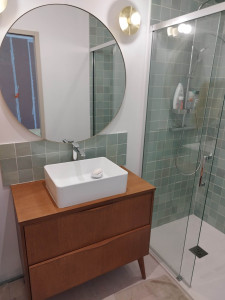 Photo de galerie - Pose du meuble sous vasque, de la vasque,de la robinetterie, de la crédence, du miroir et du pare-douche.