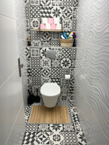 Photo de galerie - Toilette suspendu, coffrage et carrelage 