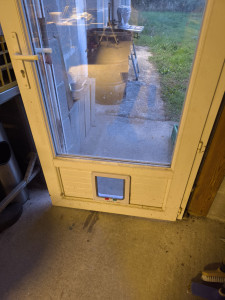 Photo de galerie - Installation d'une chatière sur porte en pvc