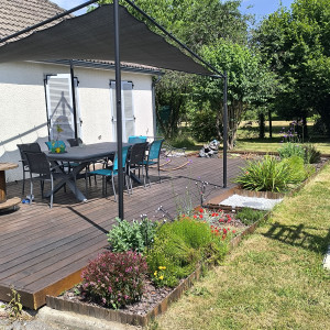 Photo de galerie - Création d'une terrasse en bois de 40m² avec tout autour création de parterre avec plantations (vivaces et succulentes) sur lit d'écorces de bois 