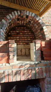 Photo de galerie - Création d'un cheminée brique rouge 