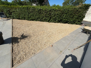 Photo de galerie - Labourement de terre avec remise a niveau pose geotextile + gravier 