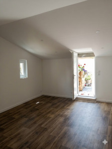 Photo de galerie - Rénovation d'un garage en pièce à vivre avec placoplâtre type ba 13 et isolation laine de verre, réalisation d'une chape et ragréage pour pose de lino imitation parquet