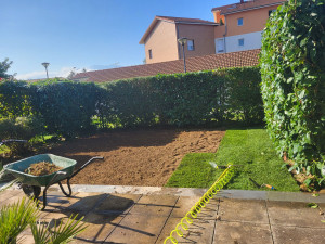 Photo de galerie - Pose de gazon de plaquage.