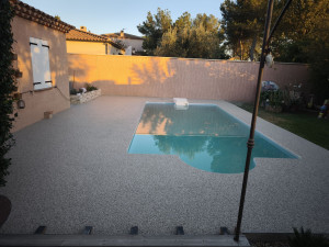Photo de galerie - Moquette de pierre tour de piscine 