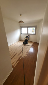 Photo de galerie - Ponçage d'un parquet afin de pouvoir le traiter et lui redonner sa jeunesse