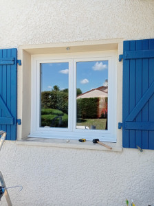 Photo de galerie - Pose fenêtre rénovation isolation habillage étanchéité silicone nettoyage . 