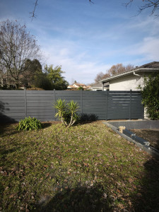 Photo de galerie - Pose de clôture en Alu 
