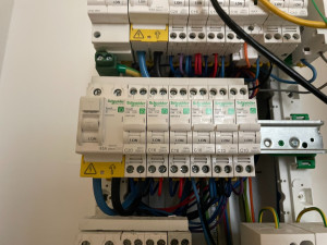 Photo de galerie - Mise en place d'un tableau électrique 3 rangées.